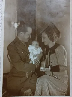 Fotografie tip Carte Postala, Militar cu sotia si copilul, 1934
