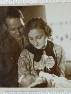 Fotografie tip Carte postala, Militar cu sotia si copilul, 1934
