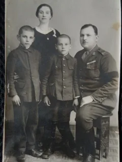 Fotografie tip Carte postala, Militar din armata romana, impreuna cu familia, perioada interbelica