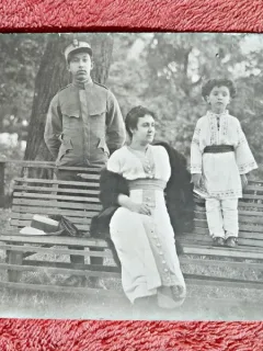 Fotografie tip carte postala, militar la plimbare in parc, cu sotia si copilul, 1915