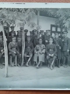 Fotografie tip carte postala, militari in ultima etapa de mars, comuna Muchea din Braila, 1934