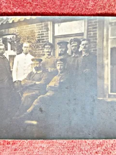 Fotografie tip carte postala, militari intr-o pauza, perioada interbelica