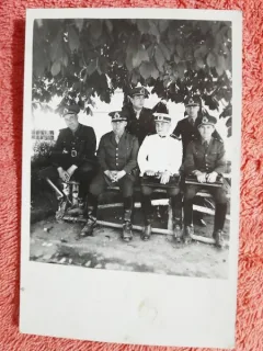Fotografie tip carte postala, militari intr-un moment de relaxare, perioada interbelica