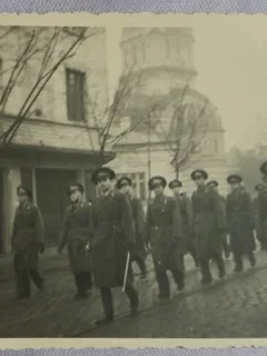 Fotografie tip carte postala, militari la defilare, perioada interbelica