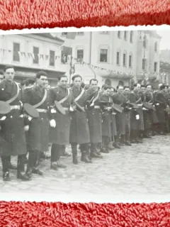 Fotografie tip carte postala, militari la parada, perioada anilor 40