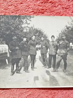 Fotografie tip carte postala, militari pe aleea unitatii, perioada interbelica