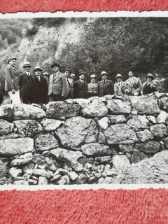 Fotografie tip carte postala, ministrul V. Nitescu la Barajele din perimetrul Capalna, 1932