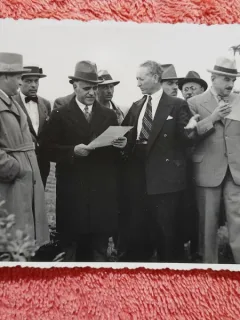 Fotografie tip carte postala, ministrul V. Nitescu studiind datele asupra numarului puietilor, perioada interbelica