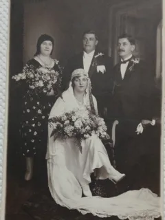 Fotografie tip Carte postala, Mire, mireasa si nasii, perioada interbelica