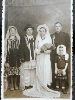 Fotografie tip carte postala, mire si mireasa impreuna cu nasii, perioada interbelica