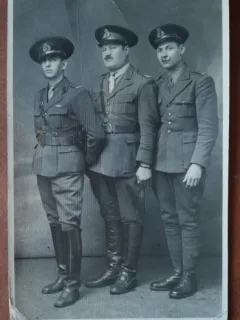 Fotografie tip carte postala, necirculata, 3 militari perioada celui de-al doilea razboi mondial