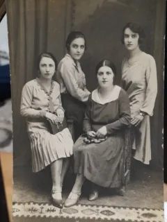 Fotografie tip carte postala, necirculata, 4 tinere, 1930