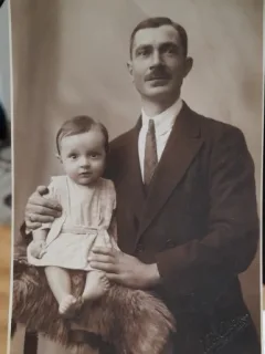 Fotografie tip carte postala, necirculata, barbat si fetita, perioada interbelica