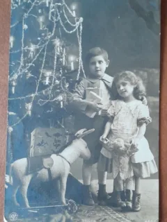 Fotografie tip carte postala, necirculata, copii langa bradul de Craciun, 1924