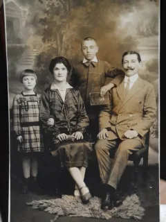 Fotografie tip carte postala, necirculata, familie, 1929