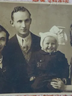 Fotografie tip carte postala, necirculata, familie, 1945