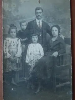Fotografie tip carte postala, necirculata, familie cu 3 copii, perioada interbelica