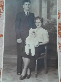 Fotografie tip carte postala, necirculata, familie cu un copil, 1941