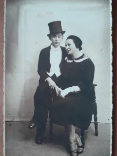 Fotografie tip carte postala, necirculata, femeie cu baietel cu joben, perioada interbelica