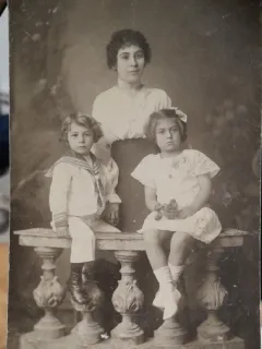 Fotografie tip carte postala, necirculata, femeie cu doi copii, perioada interbelica