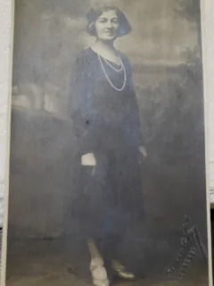 Fotografie tip carte postala, necirculata, femeie cu margele, 1930