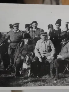 Fotografie tip carte postala, necirculata, grup de barbati si baieti, pe camp, perioada anilor 40, vânătoare