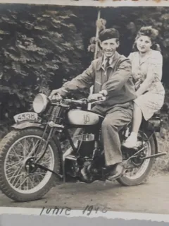 Fotografie tip carte postala, necirculata, la plimbare pe motocicleta, 1942