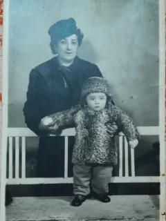 Fotografie tip carte postala, necirculata, mama cu baietelul, perioada interbelica