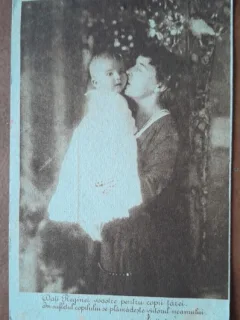 Fotografie tip carte postala, necirculata, mama cu bebelus, cu un citat din Regina Maria