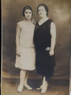Fotografie tip carte postala, necirculata, mama si fiica, 1928