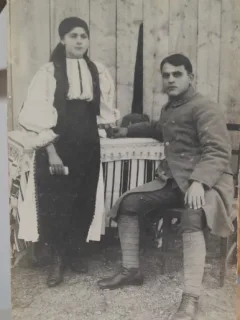 Fotografie tip carte postala, necirculata, militar si femeie in port popular, 1918
