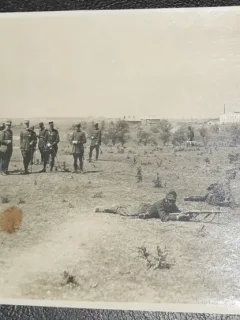 Fotografie tip carte postala, necirculata, militari la pregatire pentru lupta, perioada interbelica