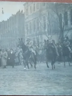Fotografie tip carte postala, necirculata, M.S. Regele si Regina, generalul Berthelotn in dreptul Universitatii, 1918