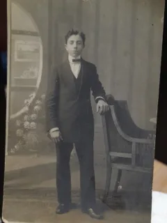 Fotografie tip carte postala, necirculata, tanar cu papion, perioada interbelica