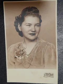 Fotografie tip carte postala, necirculata, tanara cu brosa si margele, perioada interbelica