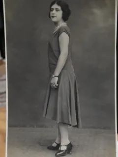 Fotografie tip carte postala, necirculata, tanara cu ceas si margele, 1929