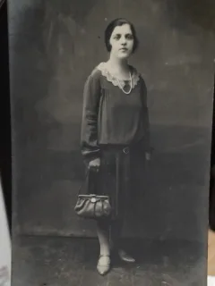 Fotografie tip carte postala, necirculata, tanara cu geanta, 1928