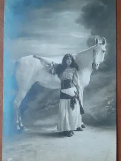 Fotografie tip carte postala, necirculata, tanara cu un cal, 1924