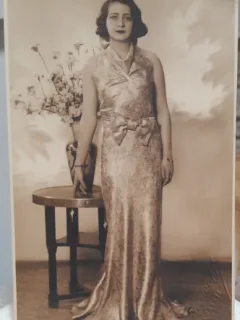 Fotografie tip carte postala, necirculata, tanara in rochie de seara, perioada interbelica