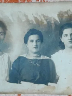 Fotografie tip carte postala, necirculata, trei femei, 1915