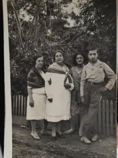 Fotografie tip carte postala, necirculata, trei femei si un barbat, la tara, perioada interbelica