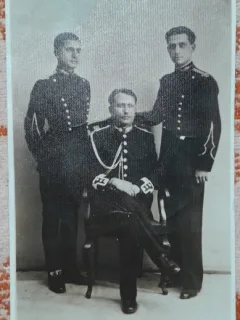 Fotografie tip carte postala, necirculata, trei militari, perioada interbelica