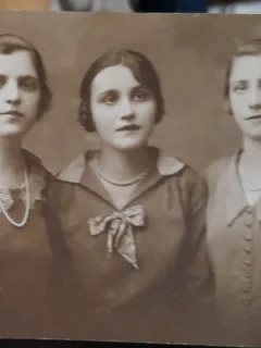 Fotografie tip carte postala, necirculata, trei prietene, 1926