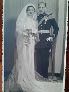 Fotografie tip carte postala, ofiter cu mireasa sa, perioada interbelica