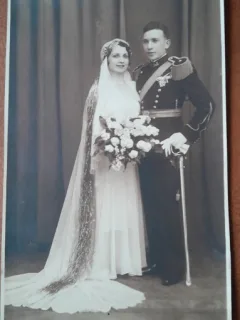 Fotografie tip carte postala, ofiter cu mireasa, sepia