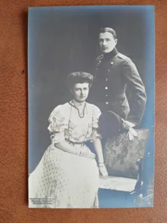 Fotografie tip carte postala, ofiter cu sotia, inceput de secol XX