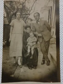 Fotografie tip Carte postala, Parinti, bunica si copil, perioada interbelica