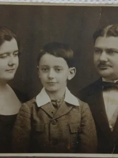 Fotografie tip Carte Postala, Parinti cu baietel, 1926