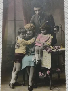 Fotografie tip Carte postala parinti cu copii. 1933