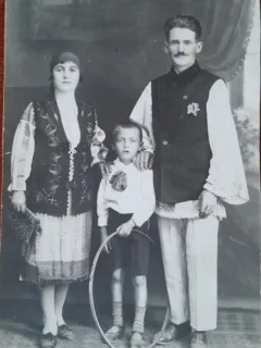 Fotografie tip carte postala, parinti cu copil in costume traditionale, perioada interbelica